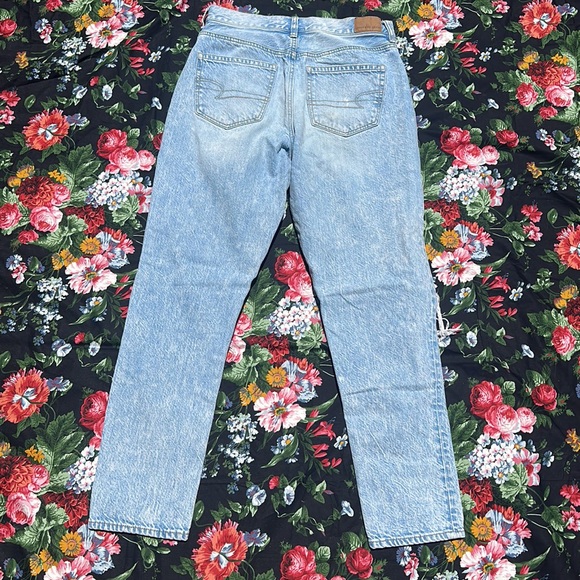 American Eagle Mom Jeans light wash distressed denim size 4 - Picture 3 of 9
